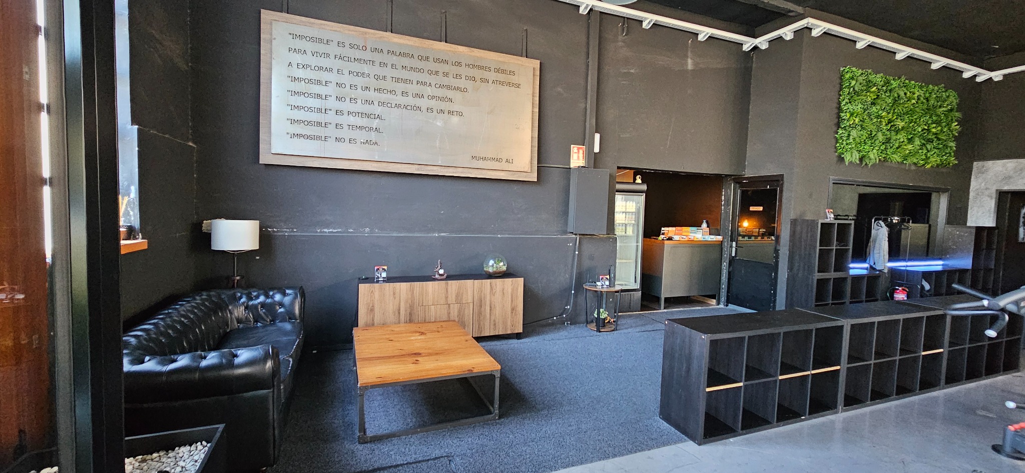 Zona de descanso de Steel con sofá y mesa de madera