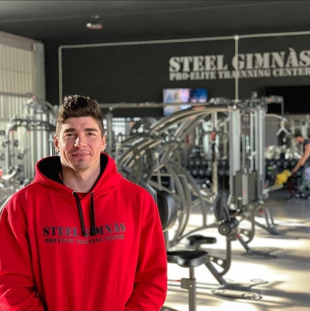 Santi Rotella, fundador de Steel, con sudadera roja en el gimnasio